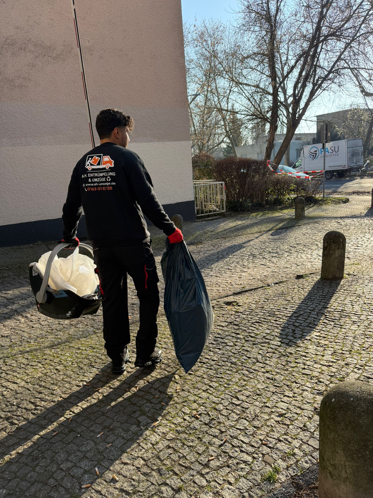 A.H Entrümpelung & Umzüge Mitarbeiter bei der Arbeit